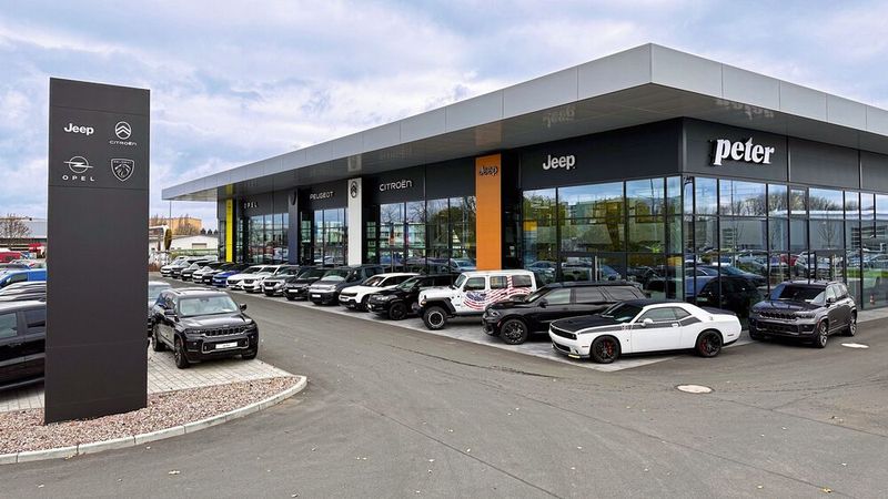 Die Peter-Gruppe ist in vielen Markenwelten unterwegs – darunter auch mit dem Stellantis-Konzern. In Erfurt hat die Gruppe 2023 ein neues Mehrmarken-Autohaus für Opel, Peugeot, Citroën und Jeep eröffnet. (Bild: Peter-Gruppe)