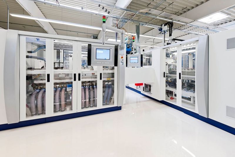 Die sogenannte Mensch-Maschine-Interaktion (MMI oder auch HMI für Human Machine Interface) verknüpft nicht nur die menschliche Herangehensweise mit der Maschinenwelt.  Bedienplätze sind auch die Schnittstelle, in der sich Funktionalitäten mit Gebrauchstauglichkeit und der industriellen Anwendung verbinden.  (Eaton)