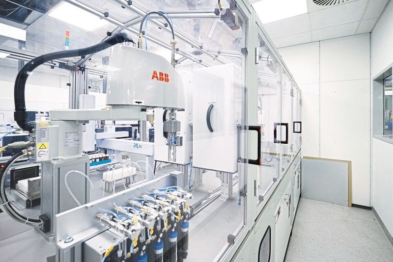 Abb.5: Blick auf die Anlage mit Roboterarm (ABB Eurofins, Hauke Hass)