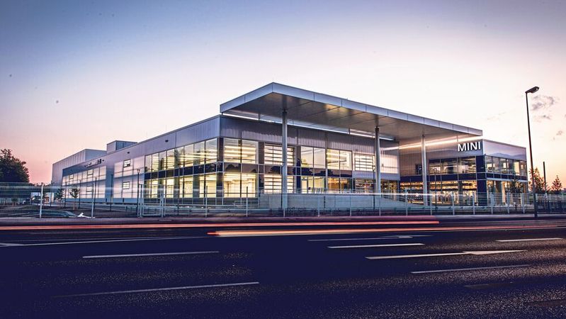 In Augsburg konzentrierte Reisacher seine Aktivitäten 2020 in einem repräsentativen Autohaus.(Bild:  Autohaus Reisacher)