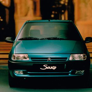 Zweitverwertung: Der Citroen Saxo basierte als Nachfolger des AX auf dem Peugeot 106 und gefiel als stylischer Cityflitzer. Er wurde bis 2003 gebaut und neben verschiedenen Ottomotoren von 33 kW bis 87 kW (45 bis 118 PS) gab es auch einrn 1,5-Liter-Dieselmotor mit 40 kW bis 42 kW (54 bis 57 PS). Wie schon beim AX gab es bis 2003 den Saxo auch als elektrisch angetriebene Variante. Diese verfügte über einen 11-kW-Gleichstrommotor mit separater Erregung und Rekuperation, der eine Höchstgeschwindigkeit von 91 km/h erlaubte. Seine Reichweite betrug etwa 120 km. (Bild:  ..)
