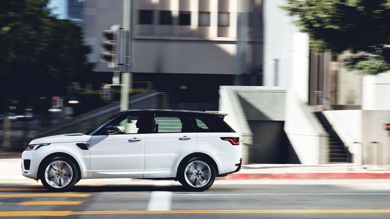 Laut Carvago verliert kein Auto so schnell an Wert wie ein Range Rover: minus 55 Prozent vom Neuwert innerhalb von vier Jahren.(Bild:  Copyright 2017)