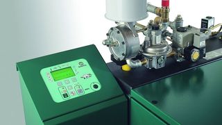 Anwendungsbeispiel von QUICKLOC-Serie-60-Schnellverschlüssen: Befestigung der Kapselung des Blockheizkraftwerks MSR 2 der Firma SenerTec Kraft-Wärme-Energiesysteme (Archiv: Vogel Business Media)