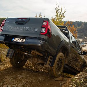 Die Allradversionen nehmen ohnehin fast alles unters grobe Profil, was da so auf sie zukommt.(Bild:  Toyota)