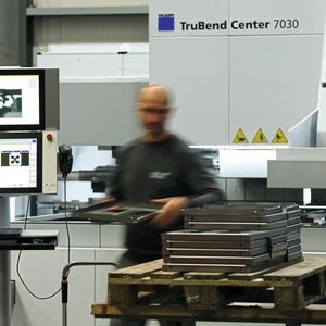 Der Metallbauer  Riguzzi in Felben im Thurgau steuert und überwacht seine innerbetrieblichen Prozesse an den Blechbearbeitungsmaschinen, darunter die einzige in der Schweiz installierte Gesenkbiegepresse TruBend 7030, inzwischen durchgängig digitalisiert. 