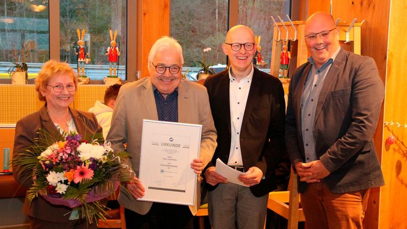 Heiner Wirfs (2. v. l.) ist neuer Ehrenobermeister des Kfz-Innung Daun-Prüm. Obermeister Stefan Brodel (3. v. l.) und Geschäftsführer Dirk Kleis (r.) überreichten ihm die Urkunde und seiner Ehefrau Elke Wirfs Blumen.(Bild:  Kfz-Innung Daun-Prüm)