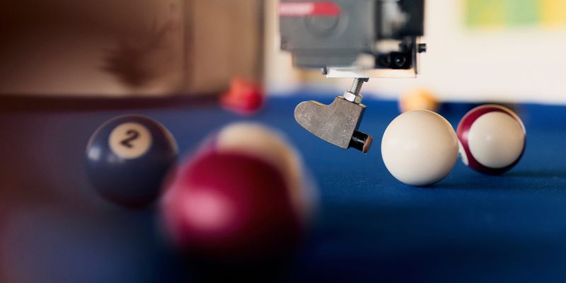 Bevor der Roboter einen Stoß ausführt, erfasst eine Kamera zunächst die Position aller Kugeln auf dem Tisch. Anschließend berechnet das System innerhalb weniger Augenblicke den optimalen Spielzug und führt diesen autonom aus.  (Bild: P. Pollmeier/HSBI)