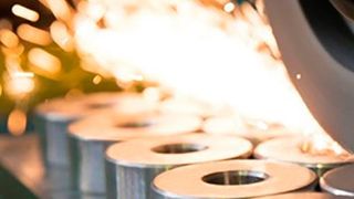 Castrol erweitert seine XBB-Produktreihe mit wassermischbaren Kühlschmierstoffen für die Luft- und Raumfahrt und Stahlbearbeitungsprozesse. (Castrol)