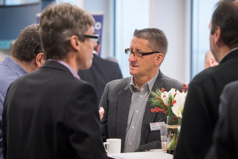 Der Kongress und die Tischmesse im Foyer boten einen angenehmen Rahmen für Gespräche und das Networking. (Thomas Entzeroth)