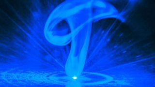 Im Prozell-Projekt Holib untersucht das Fraunhofer-ILT unter anderem, mit welchen Laserstrahlquellen sich Anoden und Kathoden von Batteriezellen mit Kontakten besonders prozesssicher und schnell verbinden lassen. Hier das Fügen mit blauem Diodenlaser. (Fraunhofer-ILT)