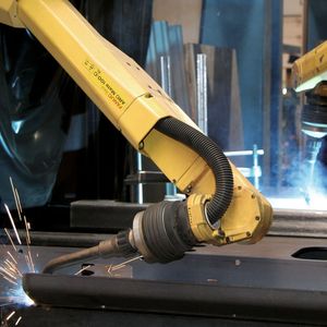 Bild 2: Synchron-Schweißen: Auf dem Quadro-Portal werden komplette Auflieger durch bis zu vier Roboter gleichzeitig verschweißt. Der Einsatz eines endlos drehbaren Schweißbrennersystems ermöglicht das Verschweißen von Nähten in allen Positionen. 