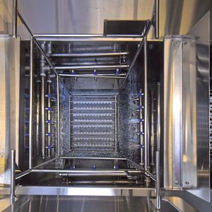 Um sicherzustellen, dass die geforderte Reinheit stabil erzielt wird, werden Anlagen- und Verfahrenstechnik, hier eine spezielle für Feinst­reinigung entwickelte Spritzspüle, auf die jeweilige Anwendung abgestimmt. (Bild:  UCM / Zeiss)