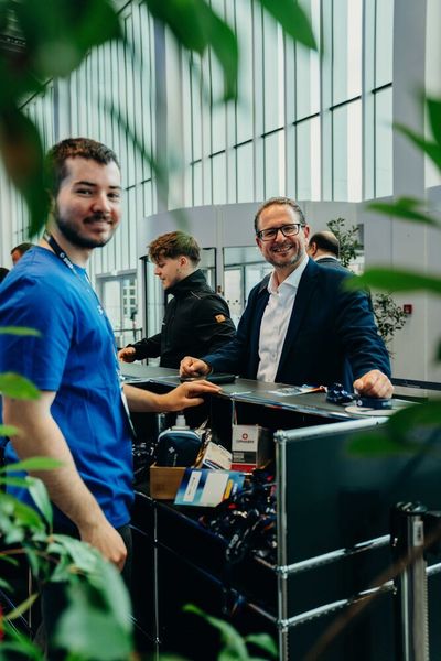 Nils Haberkamp (l. Shopware) begrüßte Hagen Meischner (FactFinder). (Bild: Shopware)