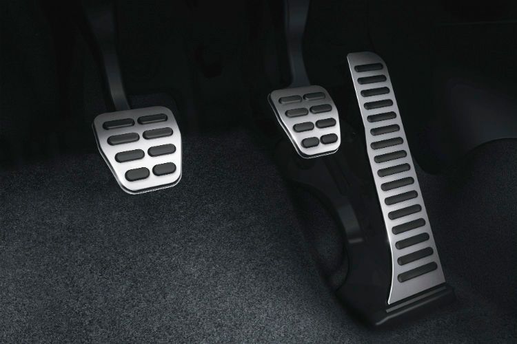 Die Pedale im Aluminiumlook sind beim Caddy Alltrack serienmäßig. (VW)