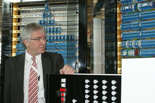 Rückblick ins Jahr 2012 bei der Verleihung des deutschen Rechenzentrumpreis: Der Sohn von Konrad Zuse: Er hat den ersten Computer nachgebaut und vorgeführt. An diesen Tag allerdings hatte die Maschine einen Rechenfehler; der laut Zuse kurz vor dem Transport aufgetreten war und deshalb nicht mehr korrigierbar.(Bild:  Ostler)