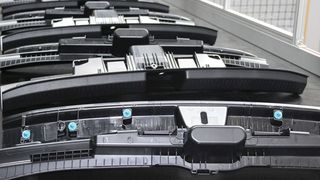 Bei Karl Etzel werden täglich 60 t Kunststoffgranulat verarbeitet. Zwei Drittel der Bauteile sind für den Automobilbau (im Bild sind Verkleidungen für die Ladekante eines Kofferraums zu sehen). Etzel setzt dabei besonders auf energieeffiziente Spritzgießmaschinen von Wittmann Battenfeld aus der Power-Serie und widmet sich dabei auch dem Mehrkomponenten-Spritzguss und dem Cellmould-Schäumen. (Wittmann Battenfeld)