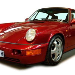 1. Preis: Dieser Porsche SWS Turbo 400 von 1922 ist einer von weltweit 16. Er wiegt gerade mal 1.120 kg, verfügt über Bilstein-Fahrwerk und gelochte Bremsanlage aus 928 S. Das alles verpackt in einer schmaler SC-Karosserie und garniert mit einem 3,3L-Turbomotor, leistungsgesteigert auf 400 PS, mit größerem Turbolader und Ladeluftkühler aus dem 964, inklusive geänderter Nockenwelle, Kolben, Zylinder etc. Absolut standfest, problemlos und sehr schnell. Tacho aus 959 (340 km/h), 915 Schaltgetriebe 5-Gang mit Sperrdifferenzial, GfK-Front und Heckschürze im 964-Look, Edelstahlauspuff, CS-Sportsitze, Momo-Lenkrad, Domstrebe etc. in Ferrari-rosso-mica-metallic. Alles eingetragen, deutsche Zulassung, rost- und unfallfrei. Gespendet von Dieter Last.(Bild:  Lebenshilfe Gießen)