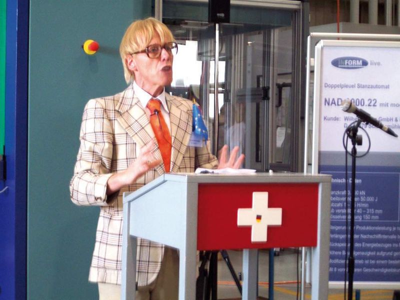 Bei allem Ernst in puncto Pressentechnik – auch Komiker Gögi Hofmann, der als holländischer Tulpenzüchter auftrat, konnte die Funktionsweise des Doppelpleuel-Stanzautomaten mit modifiziertem Antrieb anschaulich und humorvoll erläutern. (Archiv: Vogel Business Media)