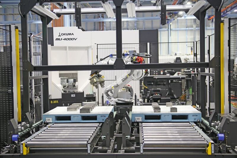 DS2 erreicht einen hohen Grad an Automatisierung durch den Einsatz von Robotern für das Handling von Material, Werkzeugen und Werkstücken. (Okuma)