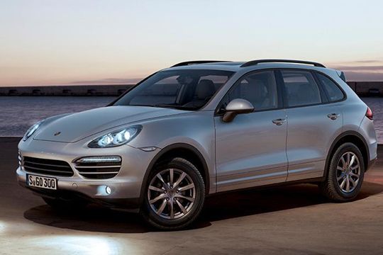 Serienmäßig verfügt die neue Cayenne-Generation über eine automatische Geschwindigkeitsregelung. Das Porsche Dynamic Light System (PDLS) ist für die Turbo-Variante ebenfalls serienmäßig, für die anderen Modelle optional.  (Archiv: Vogel Business Media)
