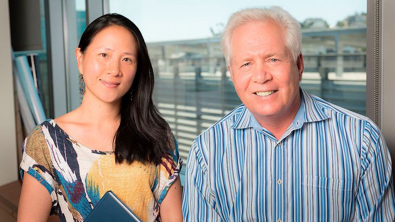 Nadia R. Roan (l.) und Prof. Warner C. Greene (Chris Goodfellow, Gladstone Institutes)