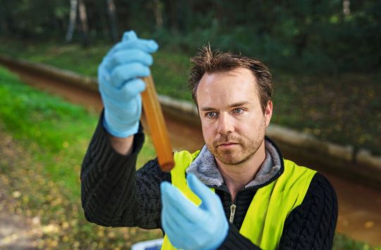 Welche Wertstoffe stecken im Grubenwasser? Dr. Bastian Reker vom Forschungszentrum Nachbergbau untersucht im Projekt „IAW3³“ das Potenzial neuer Aufbereitungstechnologien. Welche Wertstoffe stecken im Grubenwasser? Dr. Bastian Reker vom Forschungszentrum Nachbergbau untersucht im Projekt „IAW3³“ das Potenzial neuer Aufbereitungstechnologien.