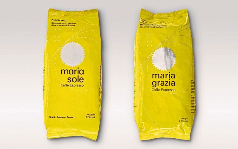 Links das original Verpackungsdesign der Caffè Cultura GmbH (Düsseldorf), rechts das Plagiat der Torrefazione S. Francesco SAS (Bastia Umbra, Italien). Caffè Cultura besitzt laut Aktion Plagiarius e.V. seit 2016 die Markenrechte an der seit 2008 eingetragenen Marke „Mariasole“ sowie die exklusiven Nutzungsrechte für das bekannte Verpackungsdesign. Der vorherigen Lizenznehmerin wurden alle Rechte an der Marke entzogen und die betrügerische Nutzung der alten Produktkennungen (EAN) für die nachfolgend an den Markt gebrachten Plagiate untersagt. Trotzdem hat die Rösterei Torrefazione S. Francesco S.A.S. Plagiate unter der alten Marke „Mariasole“ und ebenso unter der Bezeichnung „Mariagrazia“ weiter vertrieben. Um eine Abgrenzung zu den Plagiaten vorzunehmen, musste Caffè Cultura sein Verpackungsdesign ändern, obwohl es alle gewerblichen Schutzrechte für das bekannte Design besitzt.  (Aktion Plagiarius e.V.)