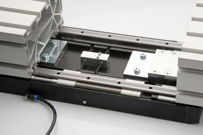 Bild 1: In RK Multiline Safelock Lineareinheiten übernimmt das integrierte Halteelement auch die Notfallbremsfunktion. (Bild: RK Rose + Krieger)
