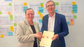 Nadine Korte erhält ihre Ernennungsurkunde von Landes-CIO Ernst Bürger. (Bild: Ministerium der Justiz und für Digitalisierung Brandenburg)
