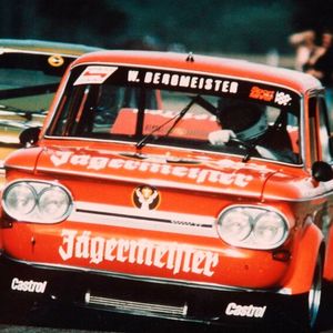Der NSU TT ist bis in die Mitte der 70er-Jahre hinein das erfolgreichste deutsche Automobil bei nationalen Bergrennen. Als Rennwagen gewinnt er insgesamt 29 nationale Meisterschaften in Europa und Nordamerika. Mit diesen Erfolgen im Motorsport lässt sich gut Werbung machen: Den NSU TT etwa bewerben die Neckarsulmer als „reinrassigen Sportwagen, Zoll für Zoll“, den NSU TTS vermarkten sie als „ständigen Gast auf Rallyes“ und „notorischen Klassensieger“. Und auch bei Rallyes und Rundstreckenrennen waren die rasenden Hutschachteln für viele Siege gut.(Bild:  Audi AG)