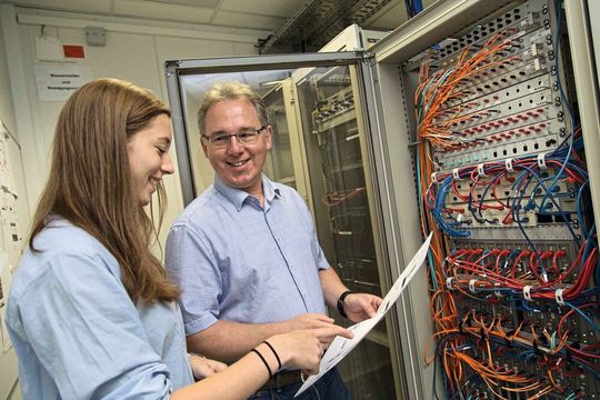 Die Ausbildung im Bereich Chemie, Elektronik oder IT bietet gute Übernahmechancen. Doch oft bekommen Betriebe zu wenig Bewerbungen.(Bild:  Chemieverbände Rheinland-Pfalz, Fotograf: Marcel Hasübert)