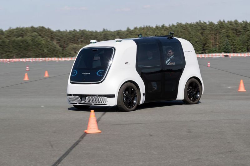 Bislang ist das Fahrzeug nur auf dem Testgelände unterwegs. (Bild: VW)