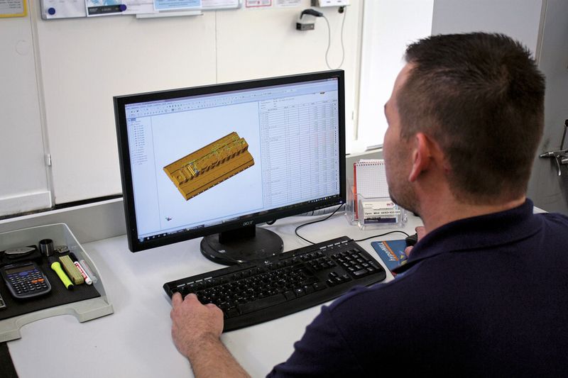 Mit Hilfe der Blum-Software Formcontrol erstellt Ralph Bauer die Messprogramme, die von der Maschine abgearbeitet werden. (Bild: Blum-Novotest)