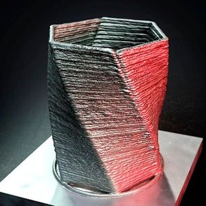 So kann ein additiv gefertigtes Metallbauteil aussehen, das mit der kollaborierenden WAAM-Anlage von Alotec Dresden an der BTU Cottbus-Senftenberg schichtweise aufgebaut wurde.(Bild:  BTU Cottbus-Senftenberg)