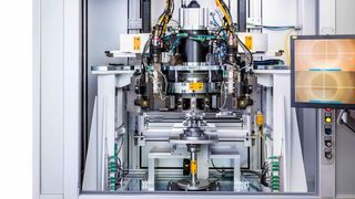 Der verwendete Laser sollte mit einer guten Strahlqualität arbeiten und ausreichend Leistung erbringen, denn die Schweißung muss schnell erfolgen, damit ein großer Wärmestau an der Schweißstelle vermieden wird. (LMB Automation)