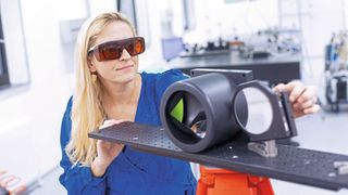 Birgitta Schultze-Bernhardt with a retroreflector used for outdoor measurements. The UV measuring device can detect air pollutants. (Image: Wolf/TU Graz)