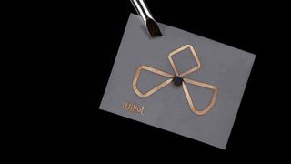 Batterielos funken: Das Bluetooth-basierte Sensor-Tag von Wiliot lässt sich beispielsweise auf Verpackungen aufkleben. (Bild: Wiliot)