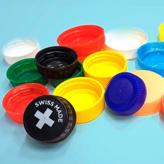 Die meisten Deckel von Getränkeflaschen bestehen aus Polypropylen. Polypropylen und Polyethylen machen zusammen 60 % der Kunststoffabfälle aus.(Bild:  Shibashish Jaydev / ETH Zürich)