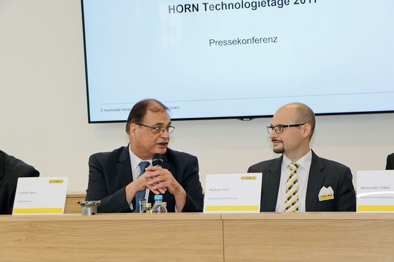 V.l.: Lothar Horn, Geschäftsführer der Paul Horn GmbH und Sohn Markus Horn, Mitglied der Geschäftsführung, während der offiziellen Pressekonferenz zu den Horn-Technologietagen. (Sonnenberg)