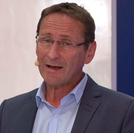Jochen Kleeman, Automotive Refinish Director PPG, griff mit zahlreichen Gesprächsteilnehmern die derzeitigen Trends der Branche auf. Jochen Kleeman, Automotive Refinish Director PPG, griff mit zahlreichen Gesprächsteilnehmern die derzeitigen Trends der Branche auf.