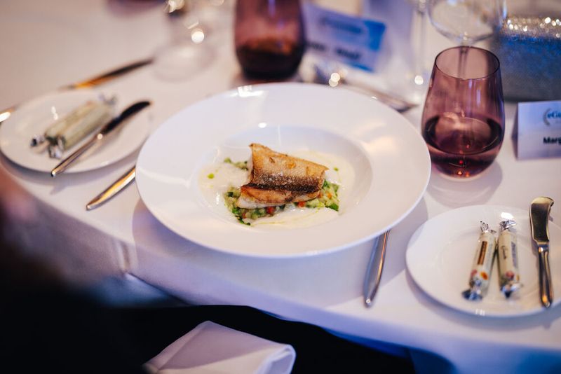 … gebratenem Zanderfilet, Erbsenrisotto, Babyspinat und Beurre blanc sowie … (Bild: © Offenblende/Christoph Wehrer )