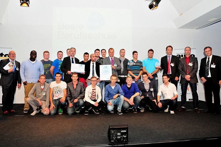 Die Oskar-von-Miller-Schule aus Kassel hatte ein großes Team mit zur Preisverleihung gebracht, um den Sieg zu feiern. (Foto: Schmidt)