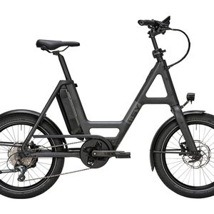 Das E‑Kompaktbike des Herstellers I:sy basiert auf einem Carbonrahmen und kommt ohne Gepäckträger, der sich jedoch nachrüsten lässt. Somit wiegt das Bike laut Hersteller 16,9 Kilogramm. Den Antrieb übernimmt der kompakte Bosch-Performance-Line-SX-Motor, wahlweise mit 400 oder 545 Wattstunden Akku-Kapazität. Der Antrieb wird entweder über die kleine Bedieneinheit Mini-Remote oder das Farbdisplay Kiox 500 gesteuert. Der Lenker lässt sich durch einen Speedlifter-Vorbau werkzeuglos um 90 Grad drehen und in der Höhe verstellen, die Pedale lassen sich einklappen. Dadurch wird ein kompaktes Abstellmaß erzielt. Ein weiteres Highlight ist die Lackierung: Auf schwarzem Untergrund schimmern kleine Partikel, was an Sterne erinnern soll. Neben dem Skyfly S10 mit Zehn-Gang-Kettenschaltung (ab 4.999 Euro) gibt es auch zwei Modelle mit Fünf-Gang-Nabenschaltung und Riemenantrieb (ab 5.599 Euro).(Bild:  www.isy.de | pd-f)