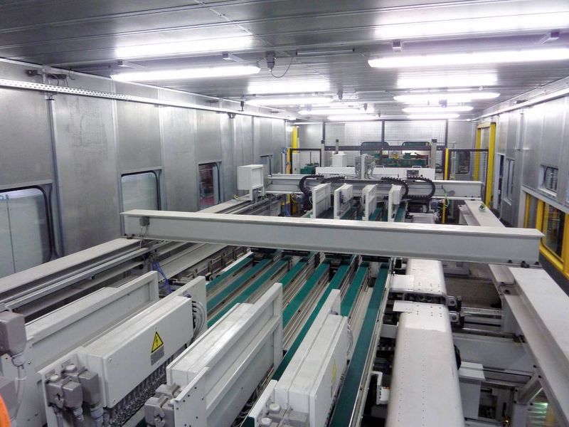 Auf den hydraulisch betriebenen Scherenhubtischen werden die Platinen bis zu einer Stapelhöhe von 700 mm (inklusive Paletten) gestapelt.  (Bild: Dreher)