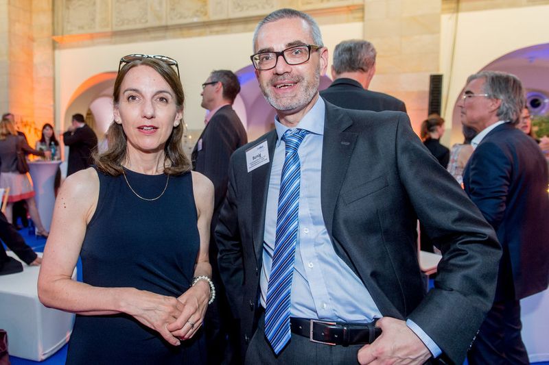 Dr. Simone Breitkopf, ‎Head Governmental and Public Affairs, Pricing and Reimbursement bei Alcon Pharma, im Gespräch mit Hans-Peter Bursig, Geschäftsführer des Fachverbands Elektromedizinische Technik im ZVEI. (Christian Kruppa / BVMed)