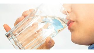 Abb.1: Neben klassischen Analysemethoden können auch die menschlichen Sinne wie der Geschmackssinn zur Beurteilung der Wasserqualität genutzt werden. (Bild: Sandor Jackal_Fotolia.com)