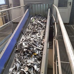 Vorzerkleinerte Profile als Aufgabegut, bevor sie in dem Rotorshredder landen.(Bild:  BHS Sonthofen)