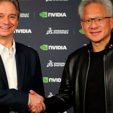 Pascal Daloz, CEO von Dassault Systèmes. und Jensen Huang, CEO von Nvidia, verkündeten auf der 3D-Experience World ihre Zusammenarbeit. (Bild: Dassault Systèmes)
