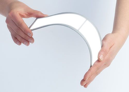 Ein biegsames OLED-Modul von Tridonic mit blendfreien, neutralweißen Licht. (Tridonic)