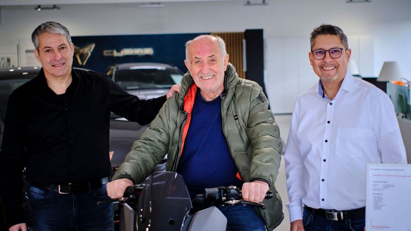Nominiert waren zudem Sascha (l.) und Steffen Schlögl (r.) mit Senior-Chef Josef von der Autohaus Schlögl GmbH (Weidenstetten) und ... (Bild: Seat Deutschland)